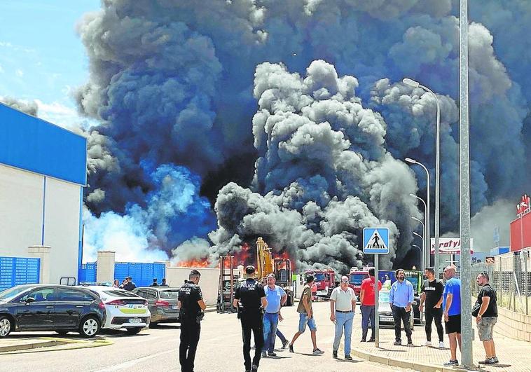 La Junta abre un expediente sancionador a la planta que ardió en Almendralejo